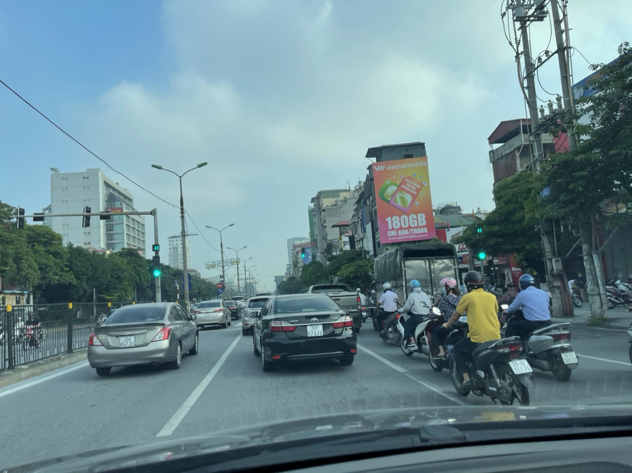 Đường phố Hà Nội dần phục hồi trở lại