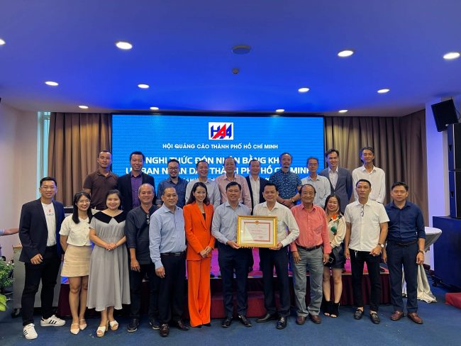 haa duoc uy ban nhan dan tphcm trao tang bang khen