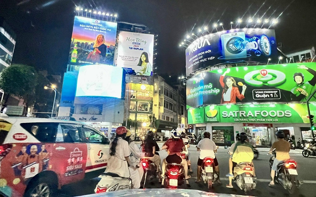 Quảng cáo ngoài trời tại ngã 6 Phù Đổng, Hồ Chí Minh