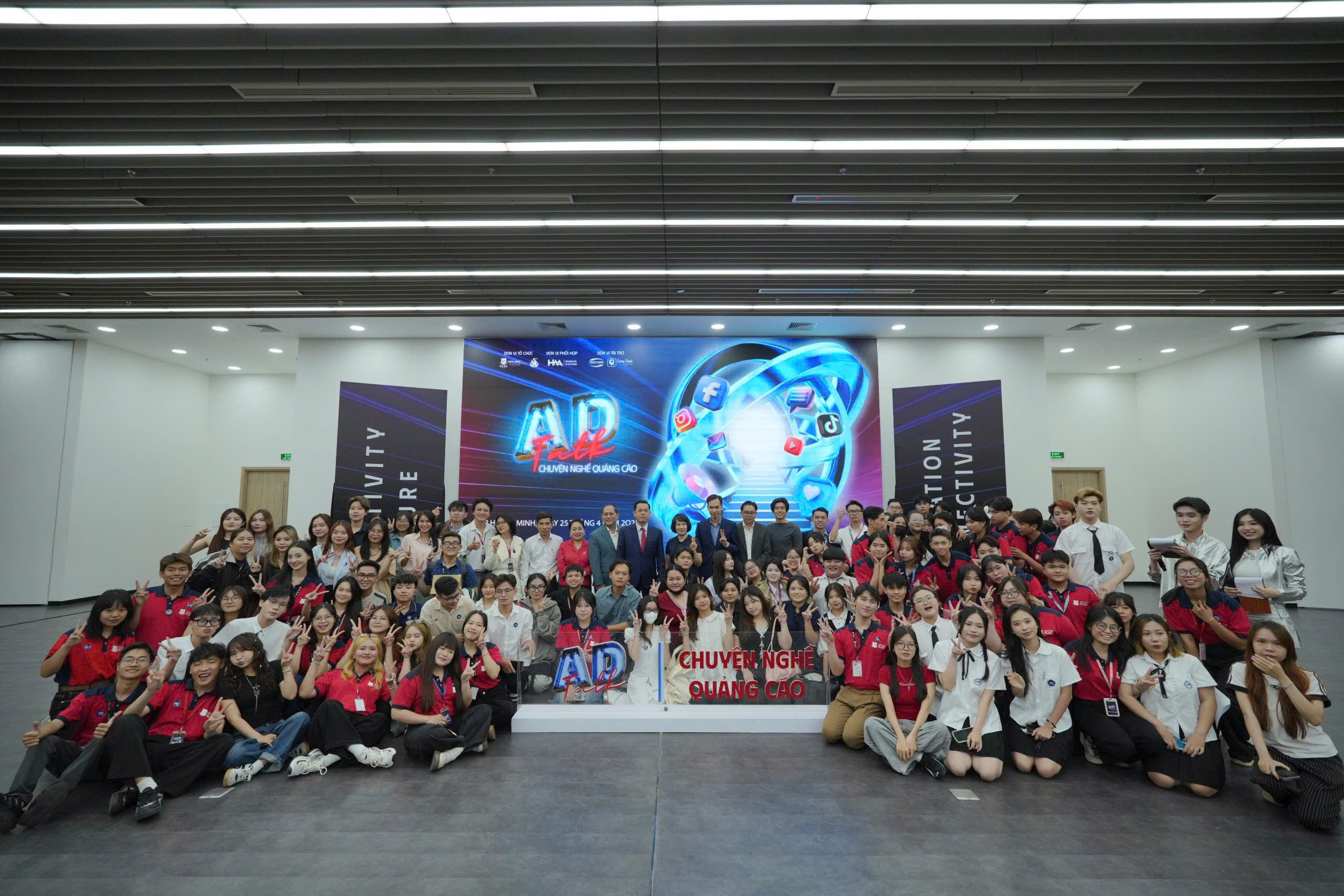 Diễn giả và sinh viên Văn Lang chụp hình lưu niệm