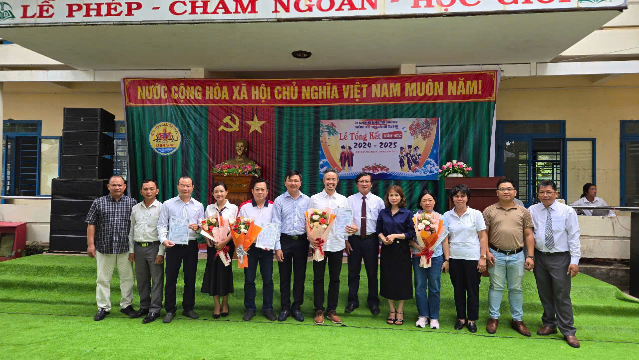 Tại buổi lễ, đại diện nhà trường và chính quyền địa phương đã gửi lời cảm ơn sâu sắc đến HAA cùng các nhà tài trợ vì sự đồng hành đầy nghĩa tình dành cho các em học sinh nơi đây.
