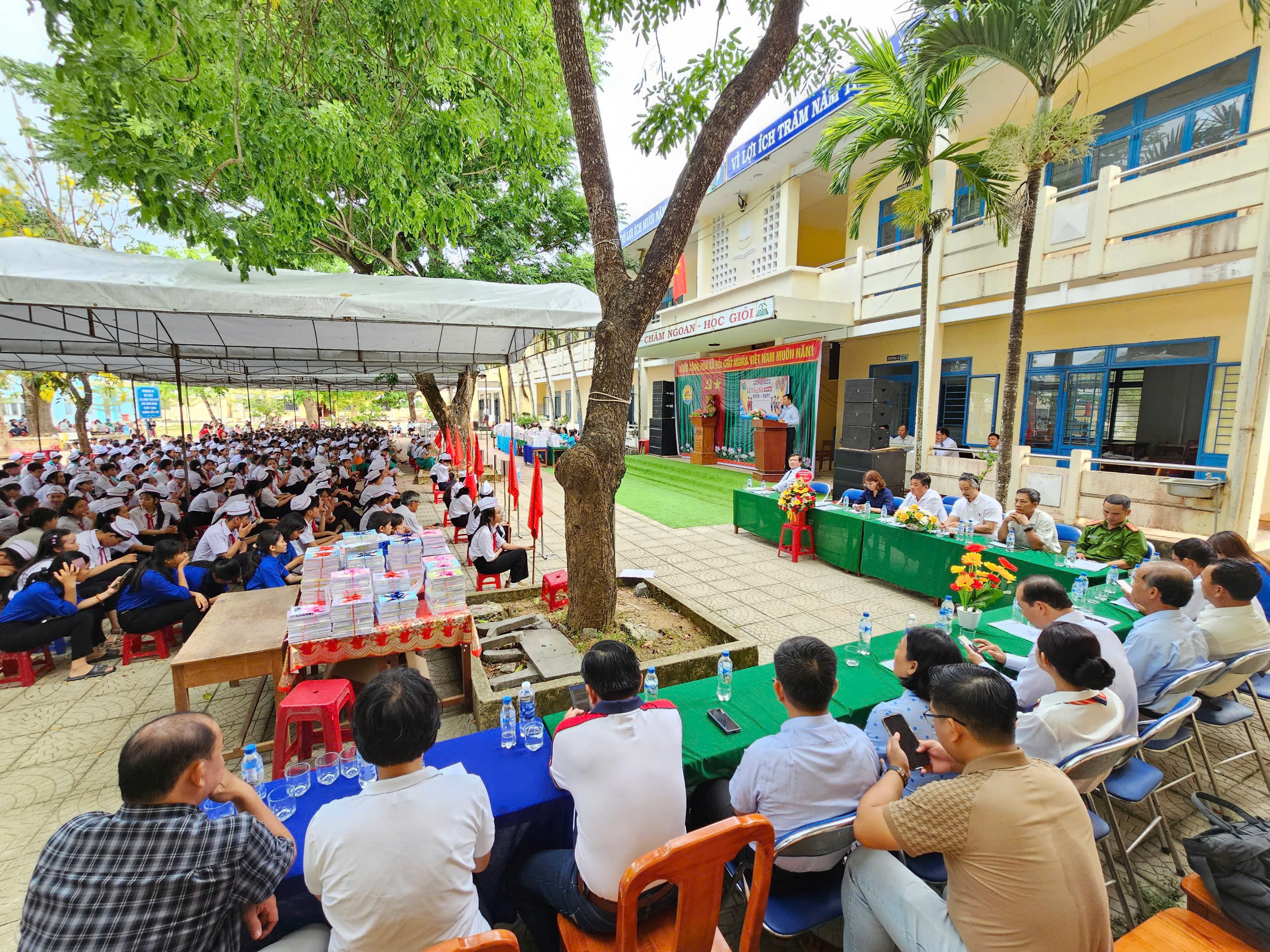 Trao tặng học bổng cho học sinh năm học 2024 - 2025 có hoàn cảnh khó khăn, hiếu học