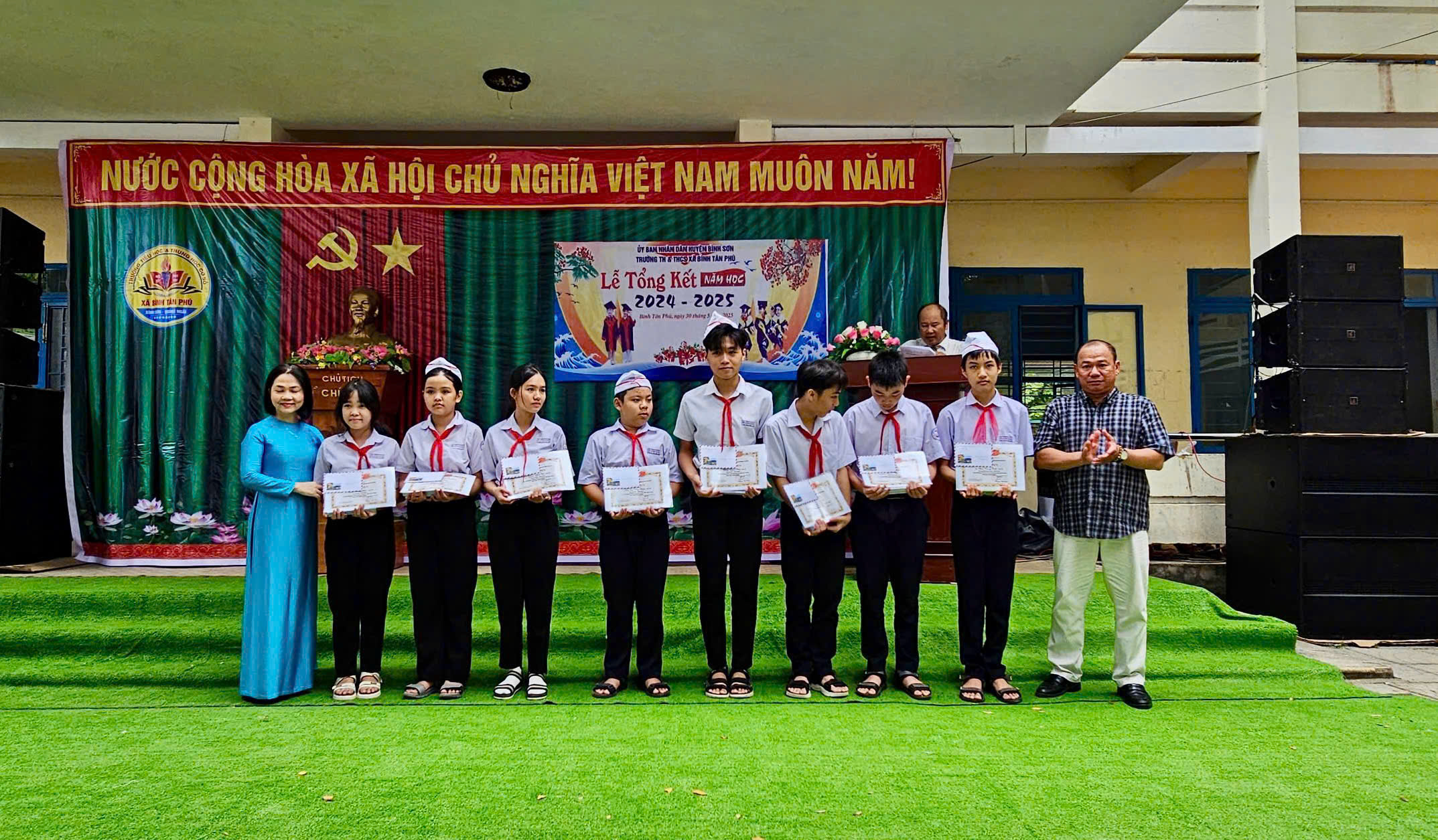 Trao tặng học bổng cho học sinh năm học 2024 - 2025 có hoàn cảnh khó khăn, hiếu học