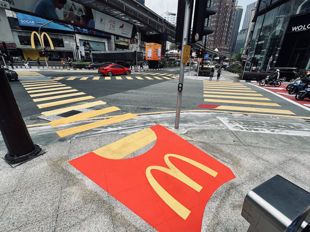 McDonald's biến vạch qua đường thành khoai tây chiên khổng lồ trong chiến dịch "Fries Crosswalk"