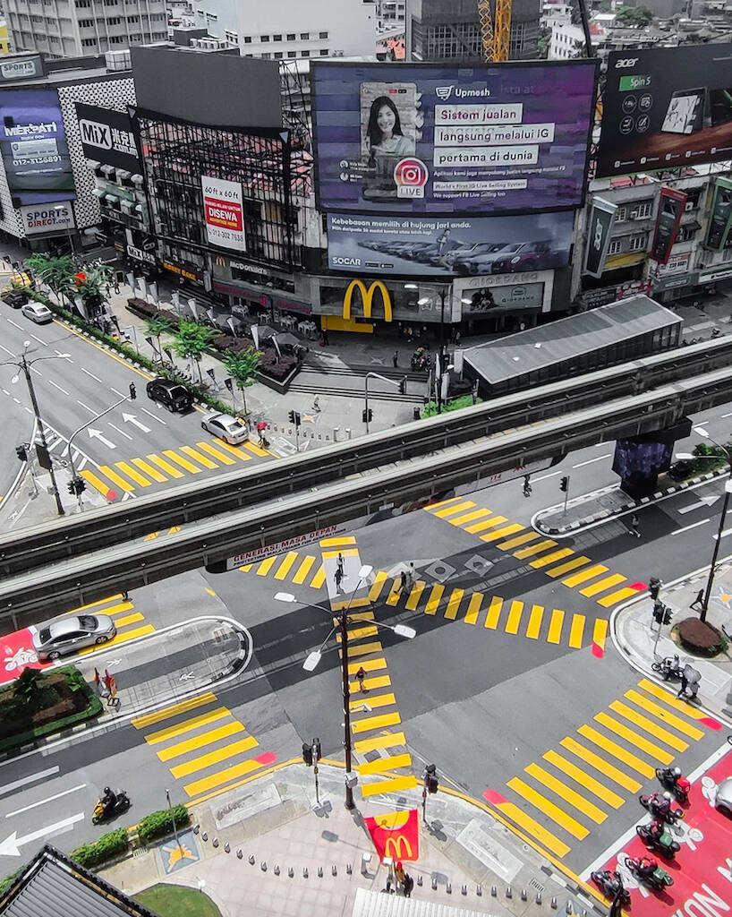 McDonald's biến vạch qua đường thành khoai tây chiên khổng lồ trong chiến dịch "Fries Crosswalk"