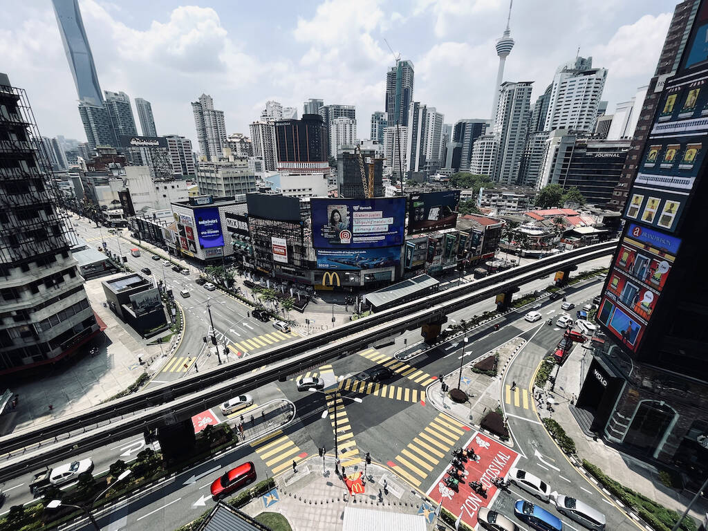 McDonald's biến vạch qua đường thành khoai tây chiên khổng lồ trong chiến dịch "Fries Crosswalk"